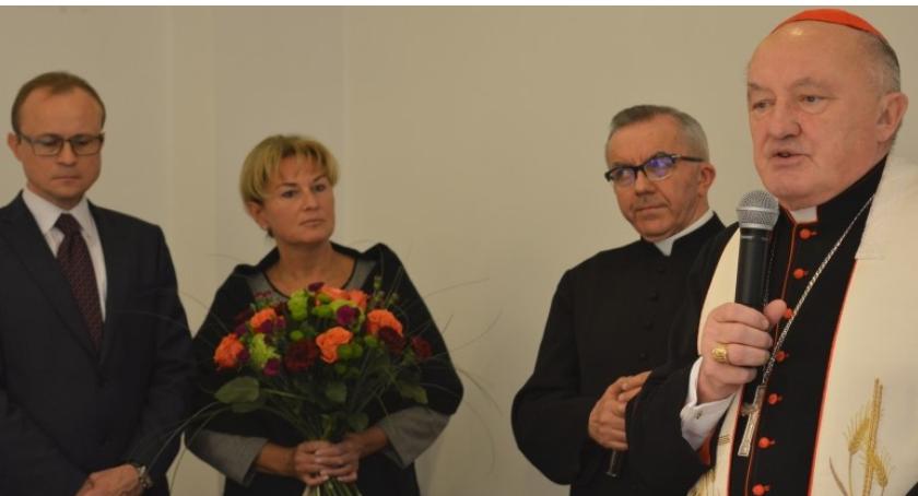 Kardynał Kazimierz Nycz i władze dzielnicy spotkali się na tradycyjnym „jajeczku”