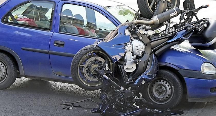 Na ul. Ryżowej doszło do wypadku: motocykl suzuki zderzył się z osobowa toyotą