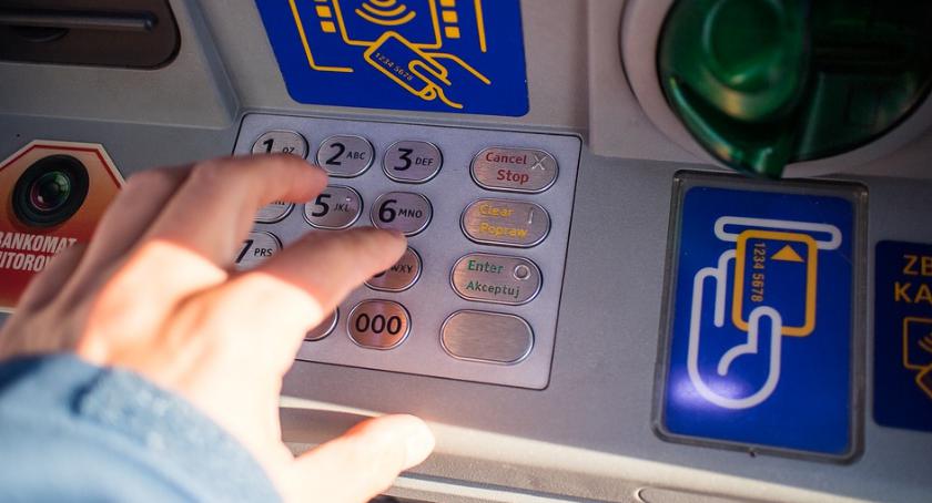 Uważaj na kody QR, które widać na bankomatach. 