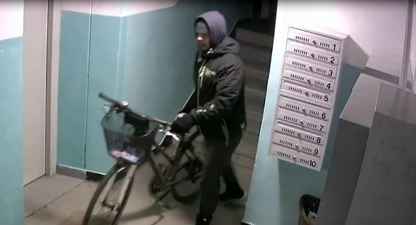 Poszukiwany mężczyzna, który ukradł dwa rowery. 