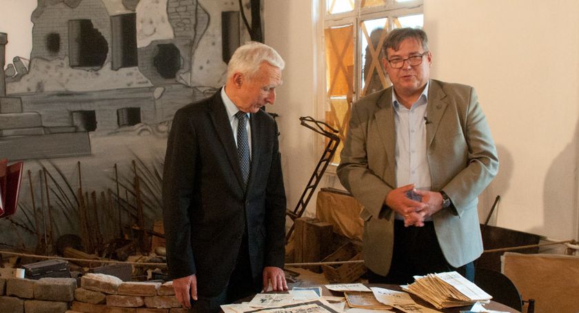 Naimski przekazuje artefakty do Muzeum Pamięci Powstania Warszawskiego