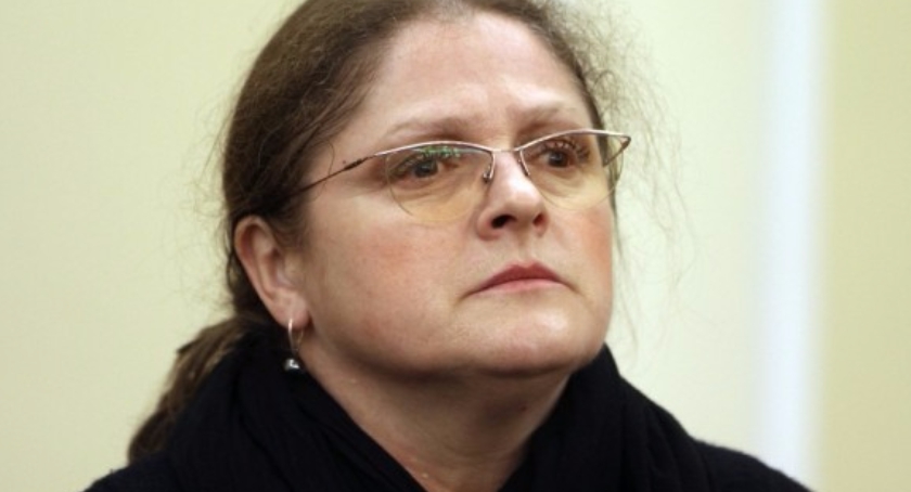 Krystyna Pawłowicz robi prezent Krystynie Jandzie