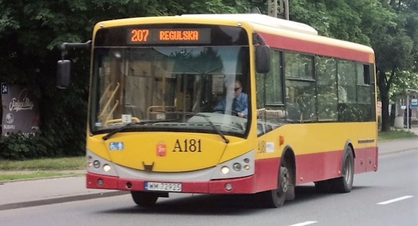 Bezsensowne (?) autobusy jadą przez Ursus