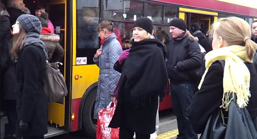 Autobus czerwony po ulicach Ursusa się przetacza – z sensem i bez sensu