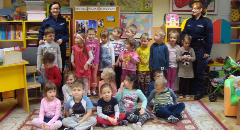 Policjanci w Przedszkolu nr 112 w Ursusie - z kajdankami i... Po co?