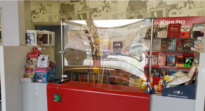 Poczta Polska wraca do galerii handlowych i wydłuża godziny pracy placówek