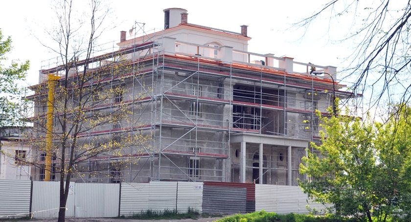 Przerwa w pracach remontowych brwinowskiego pałacu