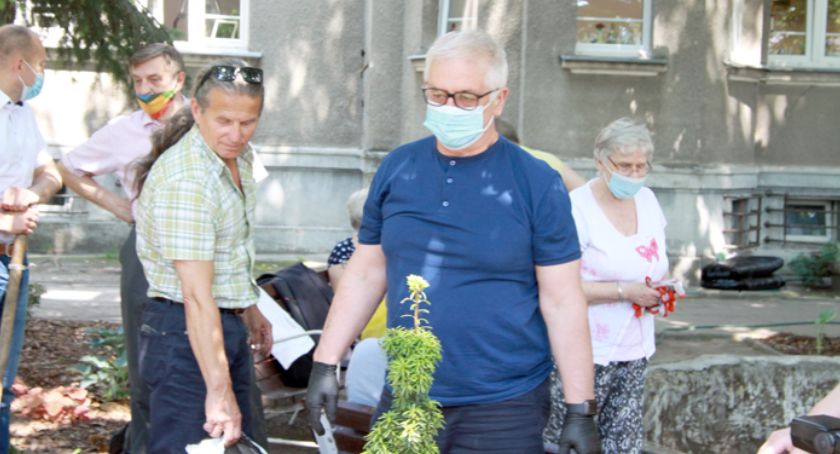 Powiat - seniorzy z Dziennego Domu Senior+ mają nowy ogród