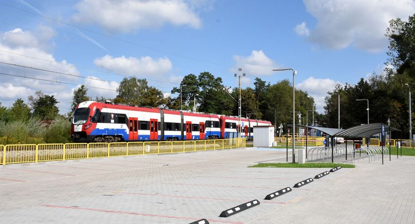 Bezpłatny parking samochodowy w Otrębusach dla pasażerów WKD