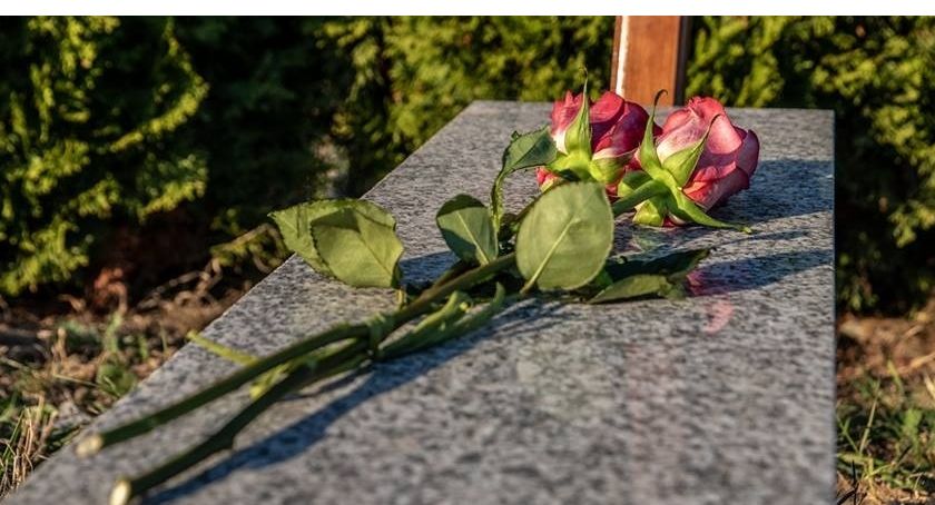 „MIĘDZY ZIEMIĄ A NIEBEM” program społeczny. Grób Dziecka Utraconego w Pruszkow