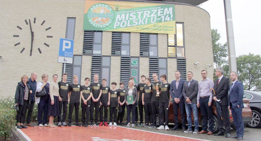 Czternastoletni koszykarze z Komorowa, Mistrzowie Polski z wizytą u wójt gminy Michałowice Małgorzaty Pacheckiej