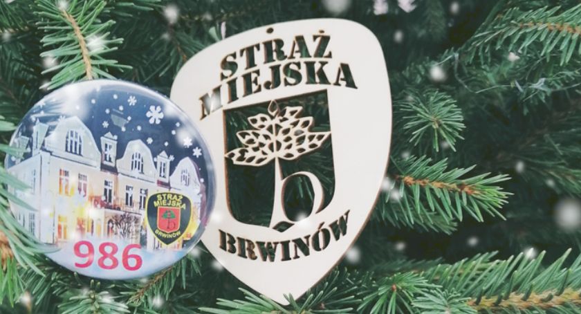 Dzielimy się odblaskiem z choinki przed Urzędem Gminy Brwinów