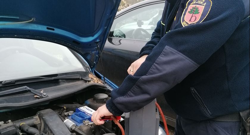 Straż Miejska z Brwinowa pomaga odpalić samochód