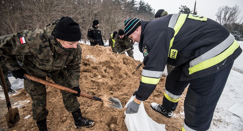 Płock: Poziom wody opada, nadal wspieramy służby w walce z podtopieniami 