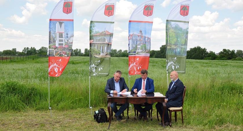 Szkoła w Parzniewie – podpisanie umowy na projekt