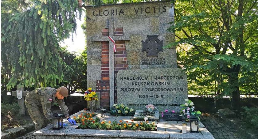 Żołnierze na pruszkowskim cmentarzu