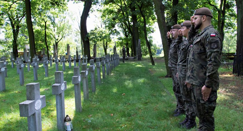 Żołnierze CSWOT uporządkowali groby bohaterów Bitwy Warszawskiej