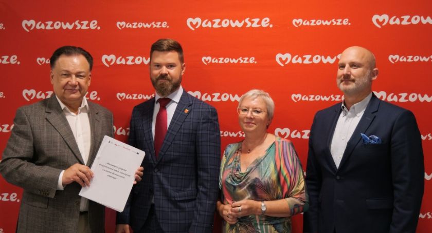Pruszków -pPodpisanie umowy na dotację mazowieckiego programu przygotowania szkół do nauczania zdalnego