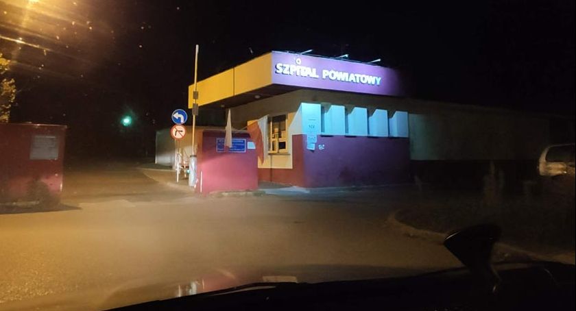 Poród w nocy przed szpitalem Powiatowym w Pruszkowie