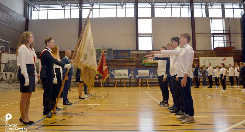 Pruszków - Dąb Stulecia w Zespole Szkół Ogólnokształcących i Sportowych