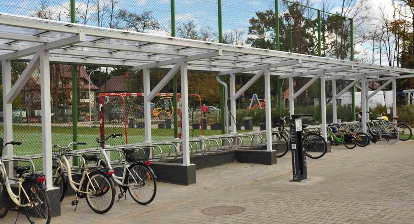 Nowe parkingi rowerowe przy brwinowskiej dwójce