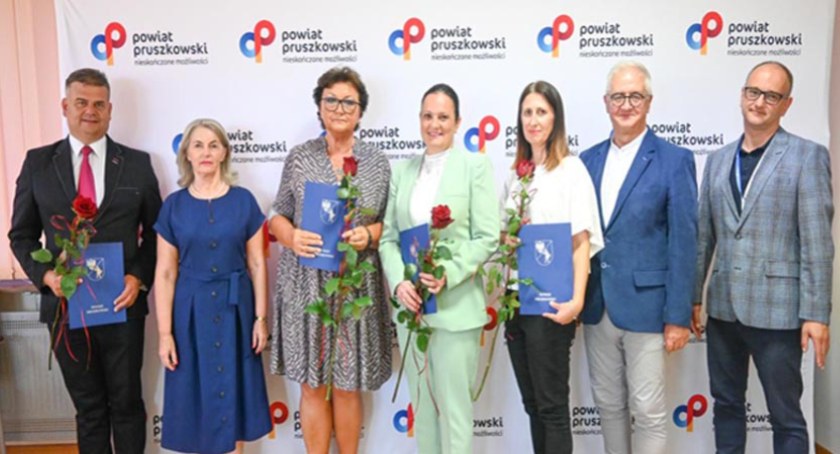 Dyrektorzy i nauczyciele z pruszkowskich szkół powiatowych 