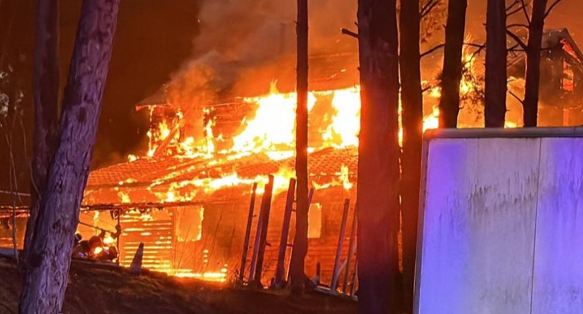 Spłonęła stadnina koni Huculski Raj na warszawskiej Białołęce. Ruszyła zbiórka na pomoc