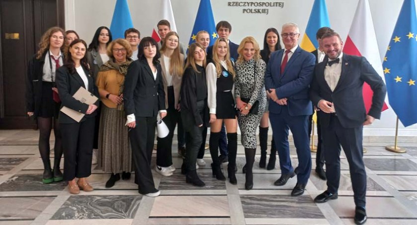 ZANIACY PODBIJAJĄ SENAT RP