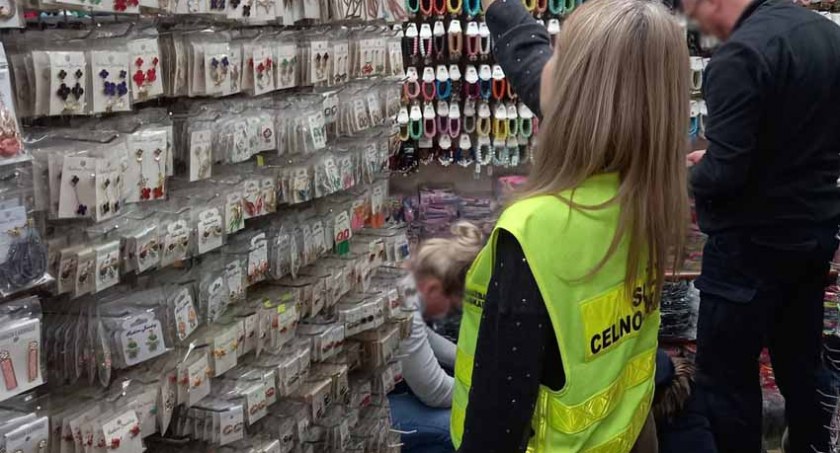 Podróbki warte miliony. KAS przejęła ponad 3,5 tys. szt. podrobionej biżuterii