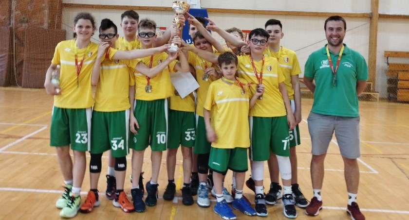 Uczniowie z SP 4 w Pruszkowie Mistrzami Mazowsza w Koszykówce
