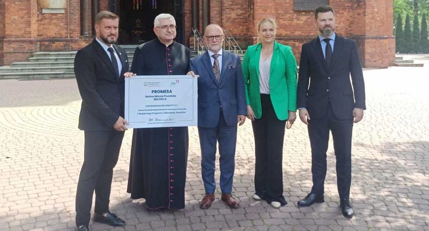Dofinansowanie renowacji Kościoła św. Kazimierza w Pruszkowie wręczył poseł na Sejm RP Zdzisław Sipiera