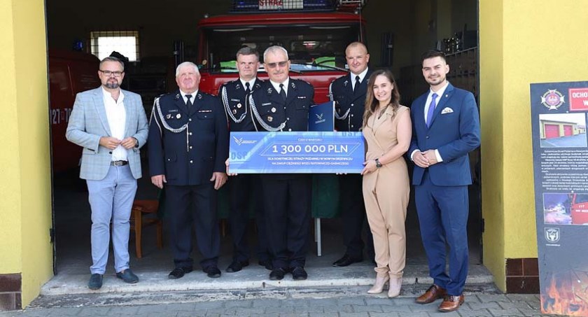 Ochotnicy z OSP jeździli ponad 30-letnim wozem.  Dzięki CPK do gminy Wiskitki trafi zupełnie nowy pojazd