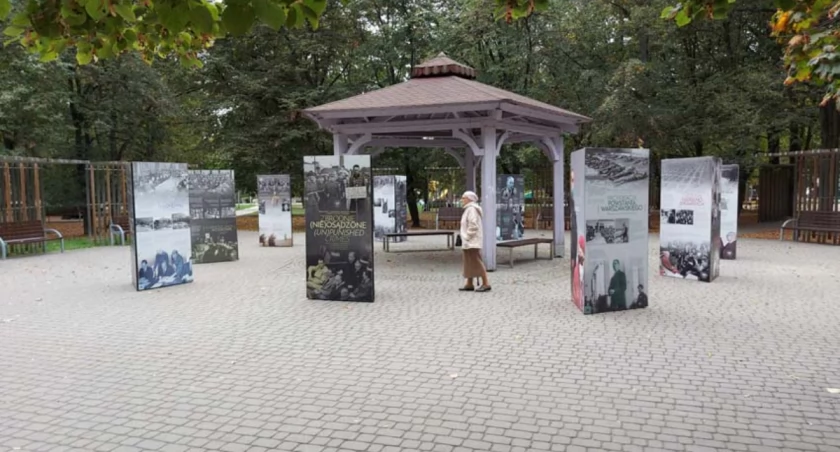 Wystawa „Zbrodnie (nie)osądzone. Rozliczenia z niemieckimi sprawcami zbrodni z okresu II wojny światowej” w parku im. T. Kościuszki w Pruszkowie