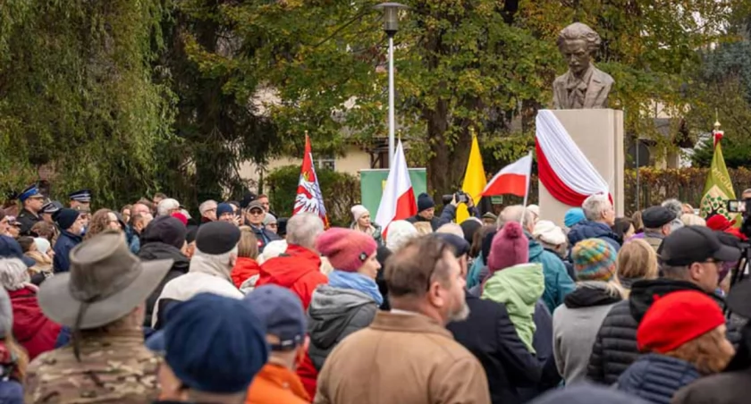 Uroczyste odsłonięcie popiersia Ignacego Jana Paderewskiego w Komorowie