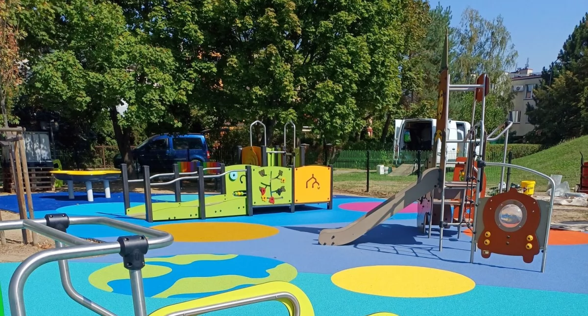 Plac zabaw przy ul. Tadeusza na Ostoi. Dostosowany do potrzeb dzieci niepełnosprawnych