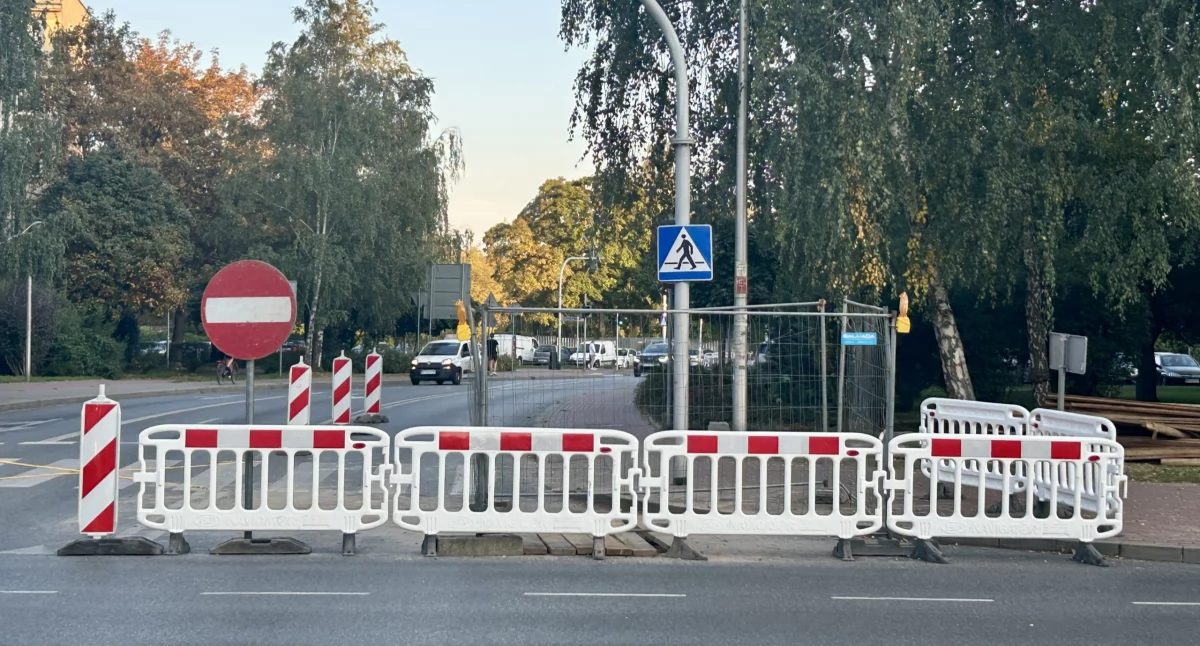 Niedzielne utrudnienia na ul. Pogodnej w Pruszkowie. Finał prac wodociągowych