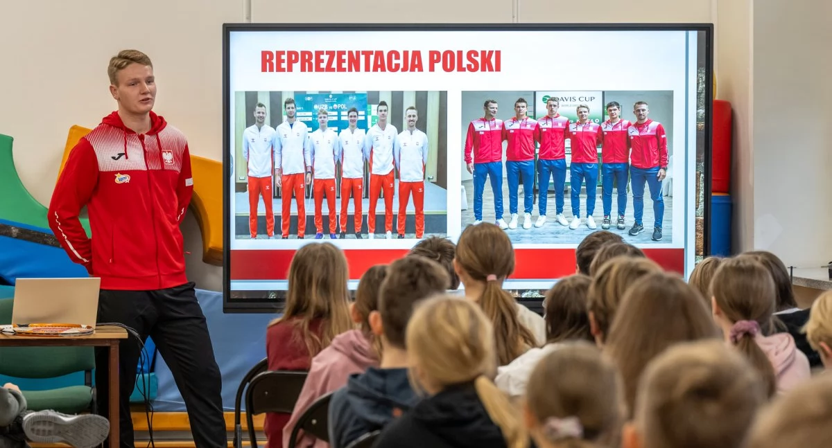 Maks Kaśnikowski - reprezentant Polski w tenisie ziemnym - z wizytą w szkole w Michałowicach