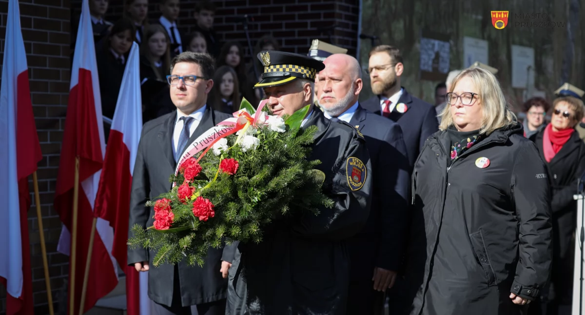 Dęby Katyńskie. Uroczystości rocznicowe w Szkole Podstawowej nr 4 w Pruszkowie