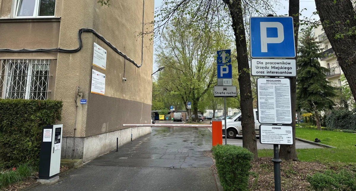 Bezpłatny parking przy Urzędzie Miasta Pruszkowa w dniach 18-22 kwietnia 2025 r.