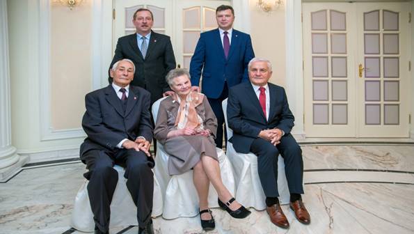 Medale dla nowych honorowych obywateli gminy Brwinów