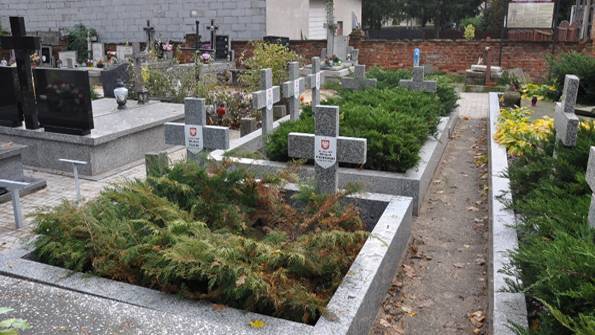 Pamięć o wojennej historii - kwatery żołnierskie na brwinowskim cmentarzu wyremontowane