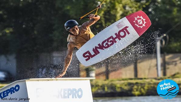 Największy wyciąg do nart wodnych i wakeboardu w Centralnej Polsce otwarty w Brwinowie