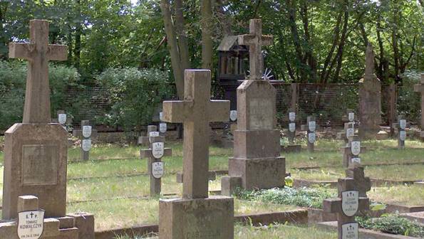 Prace remontowe w kwaterze wojennej na cmentarzy pruszkowskim