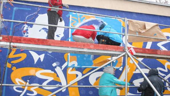 „Jedwabny mural” w Milanówku. Już wkrótce uroczyste odsłonięcie malowidła!