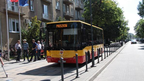 Autobus żółto-czerwony w Pruszkowie