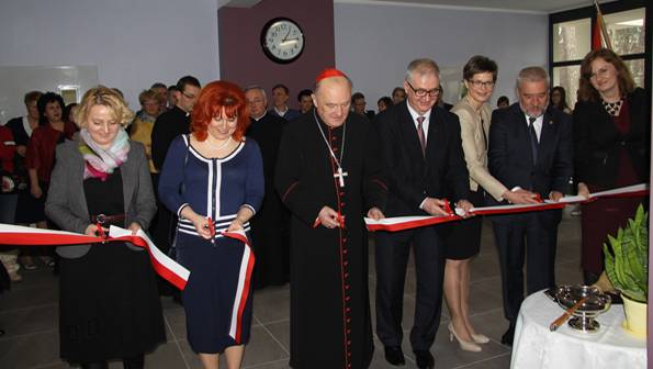 Komorów posiada rozbudowaną szkołę