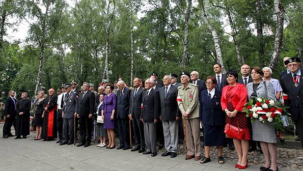 Uroczystości przed pomnikiem Gloria Victis w rocznicę wybuchu Powstania Warszawskiego
