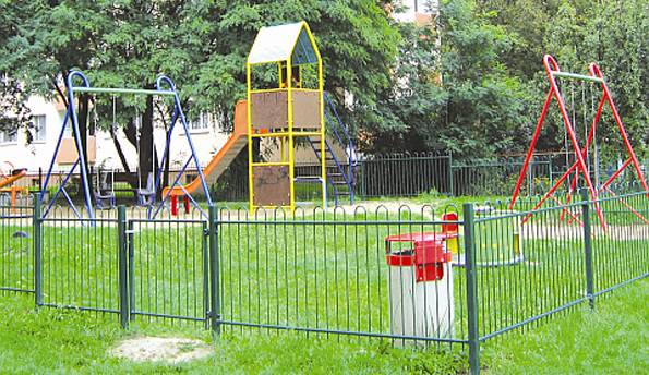 Place zabaw: dzieci i psy razem w piaskownicy