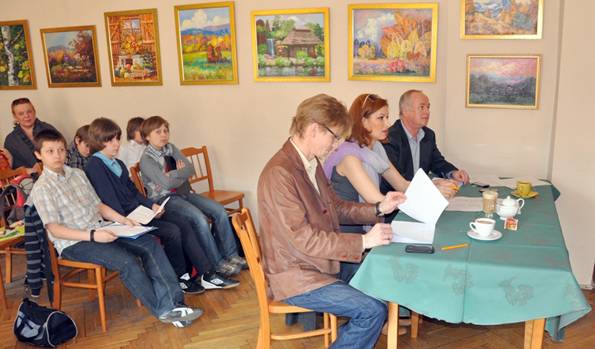 Uczniowie czytają Tuwima w Gminnym Ośrodku Kultury w Brwinowie