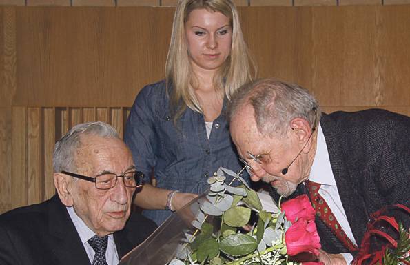 Spotkanie autorskie z premierem Tadeuszem Mazowieckim 8.03.2013 w sali koncertowej MDK w Pruszkowie